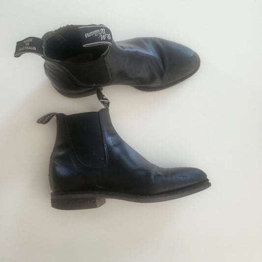 R. M Williams str 37